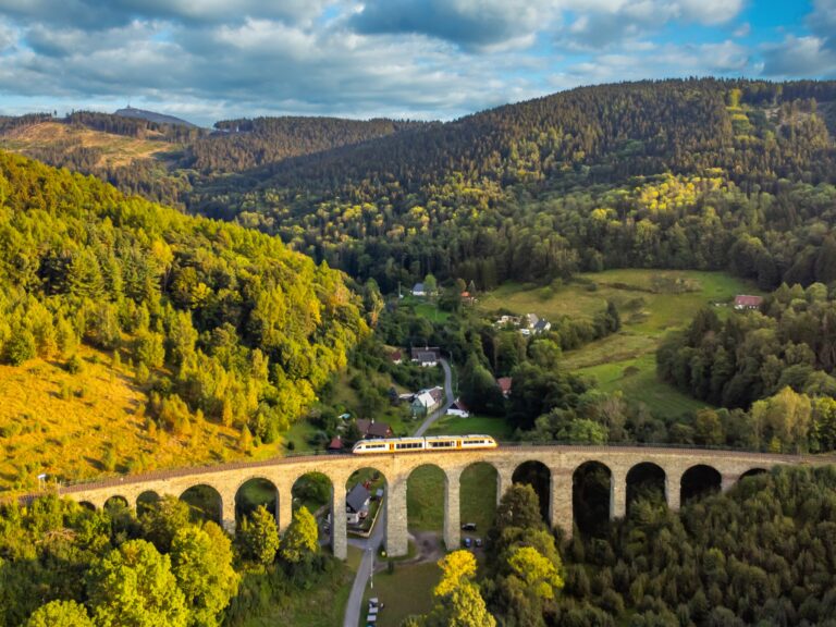 Kryštofovo údolí fotka z dronu kde projíždí vlak